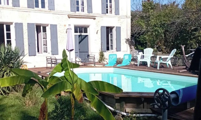 Burie House | Quiet manor house facing vineyards