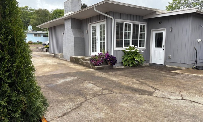 Rockaway Beach House | Quiet Mid Century Rambler in Rockaway Beach Short Walk to Beach and Restaurants