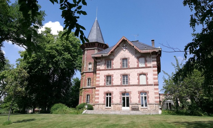Saints Bed & Breakfast | Quiet Mimosa guest room in a 19th-century manor house with 5-hectare park