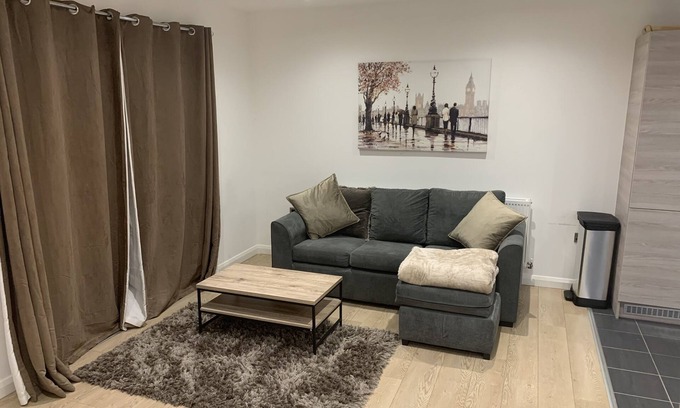 Higham Hill Apartment | Quiet Modern Apartment, Close to train station and Large Park