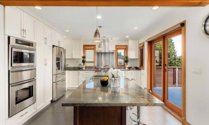 Dundarave House | Quiet Modern Dundadrave Oasis