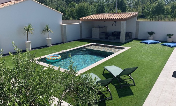 Mallemort House | Quiet, modern villa with heated pool, terrace and pétanque court