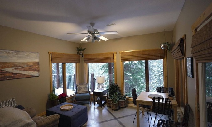 Eagle Terrace Apartment | Quiet Mountain Escape- stay local & meet a legend.