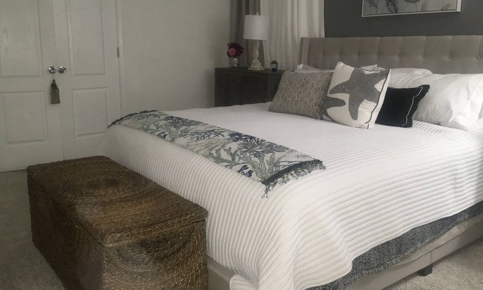 Evansville House | Quiet neighborhood, close to Gateway Hospital and shopping.