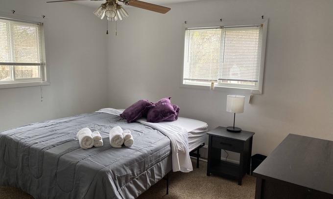 Lansing Apartment | Quiet neighborhood! Close to bus routes to MSU, Sparrow and McLaren Hospitals