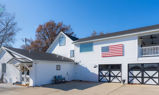 St. Clair County Other | Quiet new farmhouse, sleeps 8-10 with huge kitchen and side yard, & gas grill!