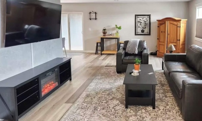 Eureka House | Quiet Oasis in Central Eureka with Wi-Fi, Tempur-Pedic Bed, Garage & EV Charger