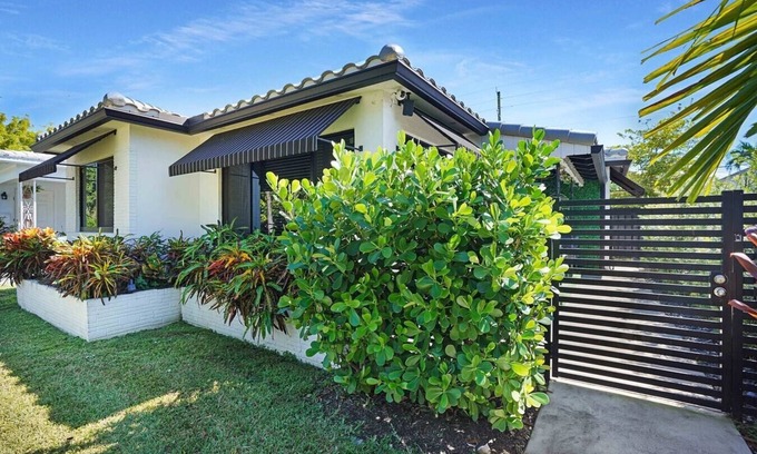 Downtown Hollywood House | Quiet Oasis Steps From Shop snear the Beach -CS61