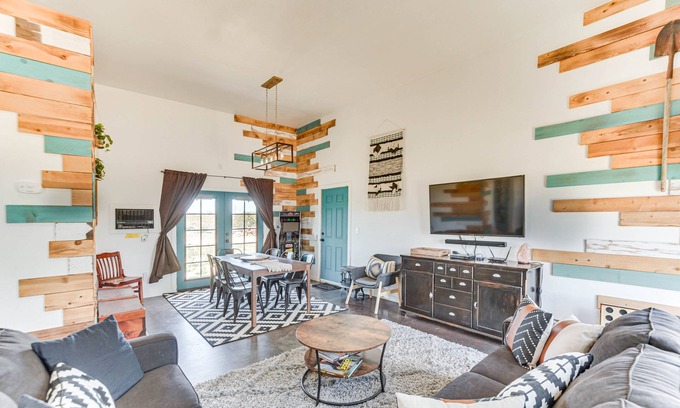 Landers House | Quiet Oasis w/Hot Tub: 21 Mi to Joshua Tree!