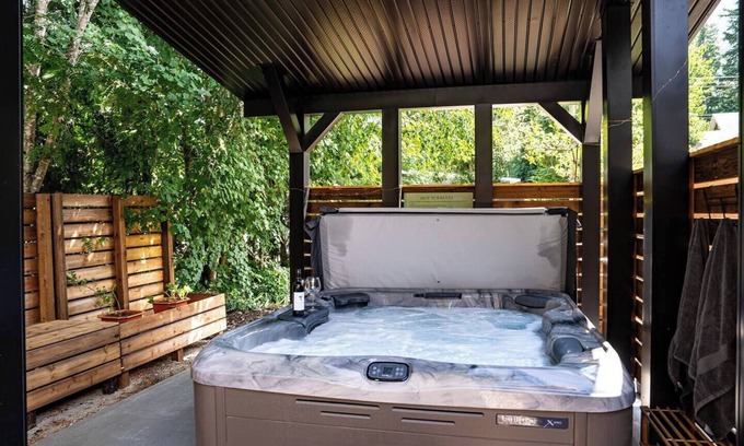 Revelstoke Bed & Breakfast | Quiet Private Stay in Peaceful Arrow Heights