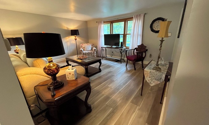 Amherst House | Quiet Ranch Home in Amherst, NY midway to Niagara Falls and Buffalo