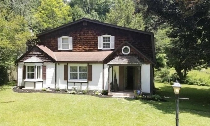 Redstar Cottage | Quiet & Relaxing 3BR Cottage Near New River Gorge