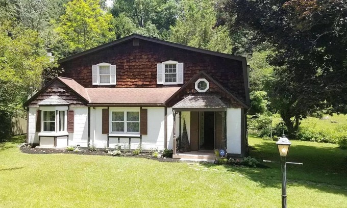 Redstar House | Quiet & Relaxing 3BR Cottage Near New River Gorge
