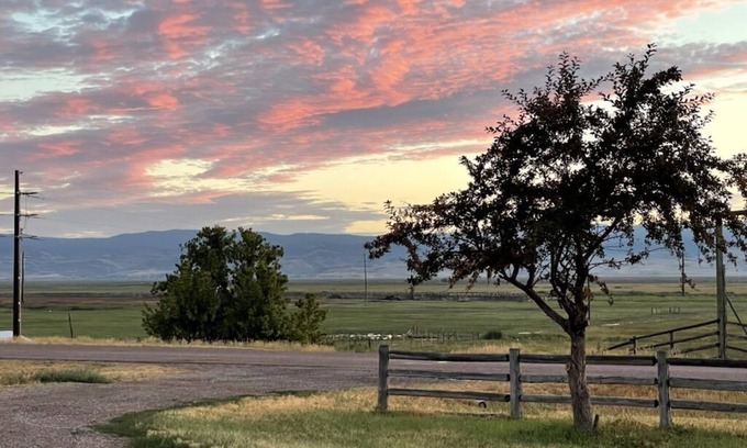 Dingle Other | Quiet & Relaxing Farm Home/15 min from lake/Big Yard/Fun Games