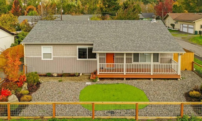 Oakridge House | Quiet & relaxing retreat- large home with sauna