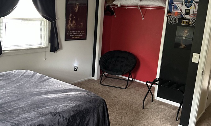 South Bend House | Quiet residence close to Notre Dame - sleeps 10 comfortably with room for more.