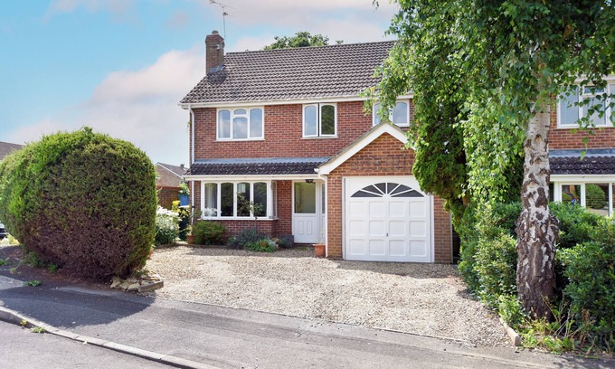 Trowbridge House | Quiet residential area - 10 miles from city of Bath. Train links to London.