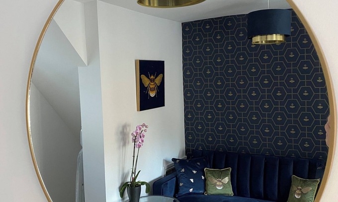 Cheltenham Apartment | Quiet retreat in centre of Cheltenham - The Mews Flatnfree parking/outside space