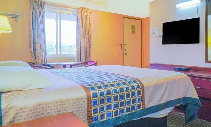 Bay City Hotel | Quiet Retreat Near Downtown Bay City – Comfortable Room and Free Parking