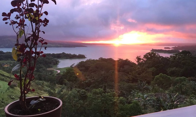 Arenal Villa | Quiet retreat on gorgeous organic garden by lake