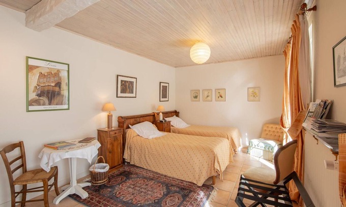 Saint-Benoit-sur-Loire Bed & Breakfast | Quiet Rooms and Suites with Wifi and Pets Allowed