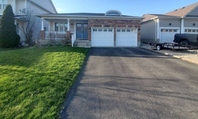 Brantford House | Quiet room in a nice neighborhood