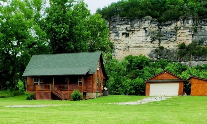 Mountain View Cabin | Quiet rustic retreat on the White River across from Handford Bluff