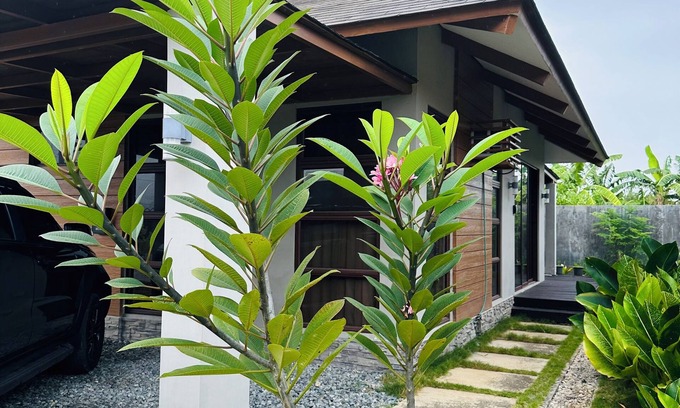 Danao City House | Quiet Seaside Villa 5 mins walk to the beach, clubhouse and boardwalk