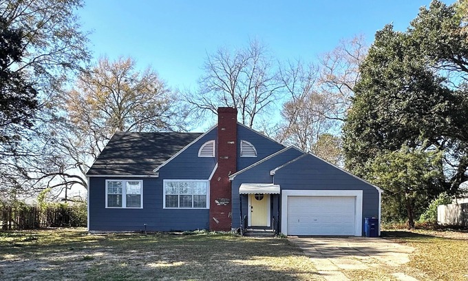 Shreveport House | Quiet Shreveport Tudor. 5 minutes to Cross Lake.