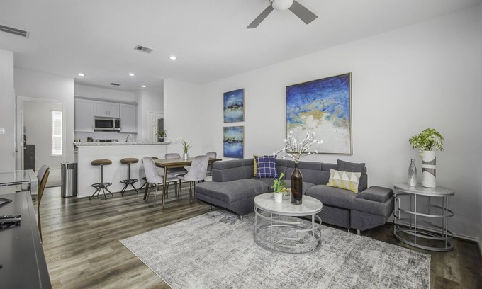 East Downtown Houston Condo | Quiet space King bed Perfect for Long term stay