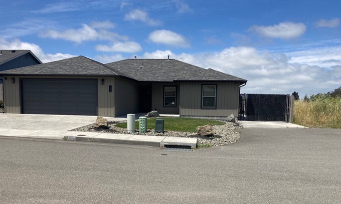Rohnerville House | Quiet, spacious home