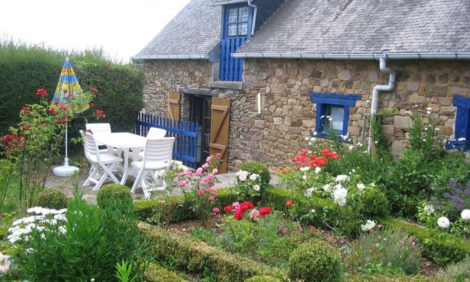 Yvias House | Quiet stone house (half a double house) with garden in idyllic surroundings