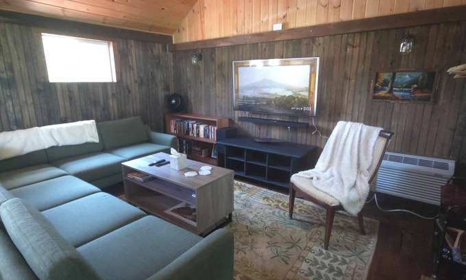 Salunga Apartment | Quiet studio apt w large deck. 15 min to Lanc city, >10 to Spooky Nook Sports