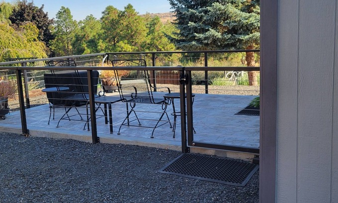 Chenoweth Apartment | Quiet Studio Guest house in a country setting minutes from town
