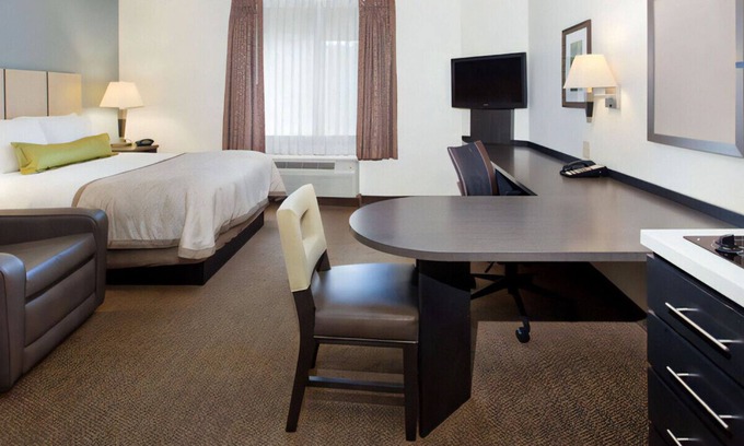 Earth City House | Quiet Stunning Space with Homelike Amenities