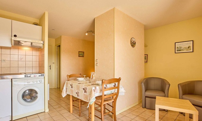 Barbotan-les-Thermes Apartment | Quiet T1 bis with balcony, near Thermes, Free WiFi