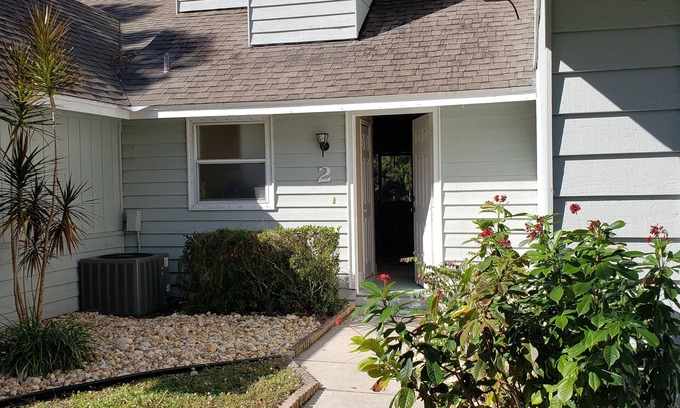 Florida Ridge House | Quiet Townhouse Close to Shopping