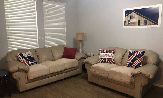 North Central Thousand Oaks House | Quiet townhouse, easy access to 1604 and 281
