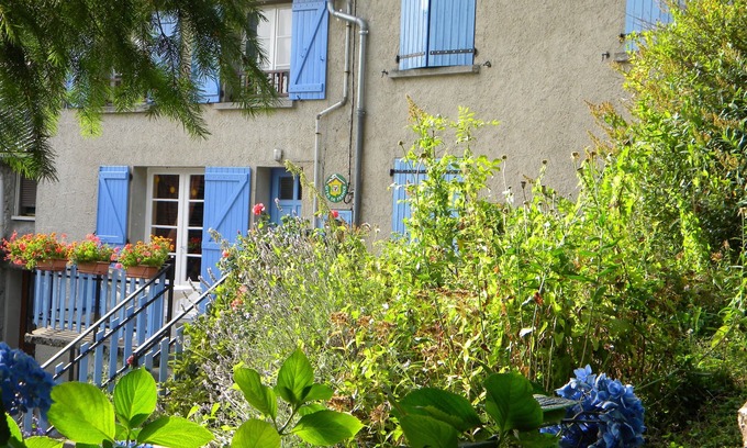 Castelnau-de-Brassac Cottage | Quiet vacation rental in the middle mountains