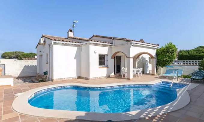 L'Escala Villa | Quiet villa 5 minutes from the beach suitable for pets