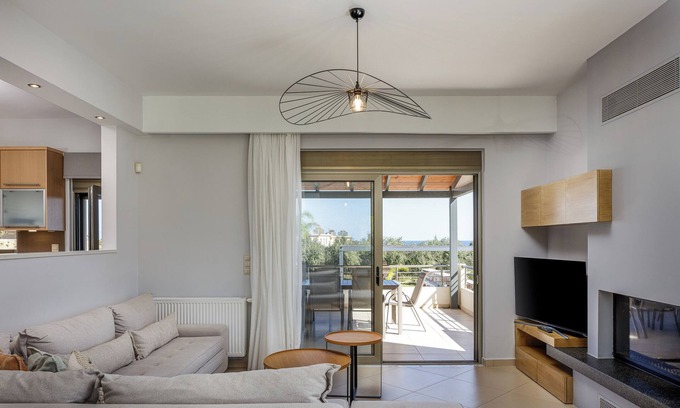 Pyrgos Psilonerou Villa | Quiet Villa Aviana,garden, heated pool,BBQ,jacuzzi