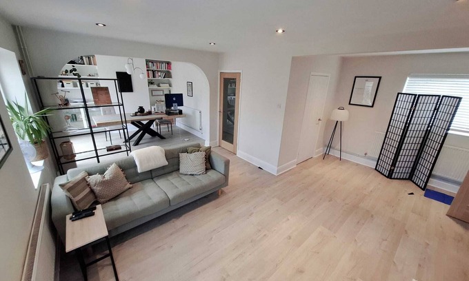 Spaldwick House | Quiet Village Home 30 Mins from Cambridge – Comfortably Sleeps 5