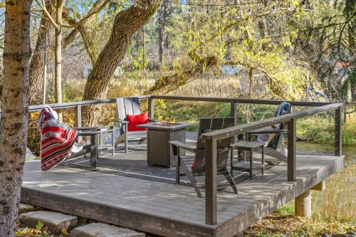 Colbert House | Quiet Waterfront Cottage on the Little Spokane River