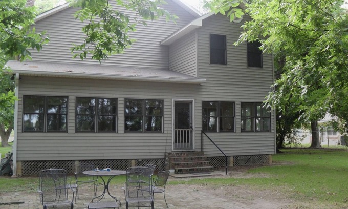 Ferriday House | Quiet Waterfront Lakehouse with pier. Kid friendly. Natchez close by.