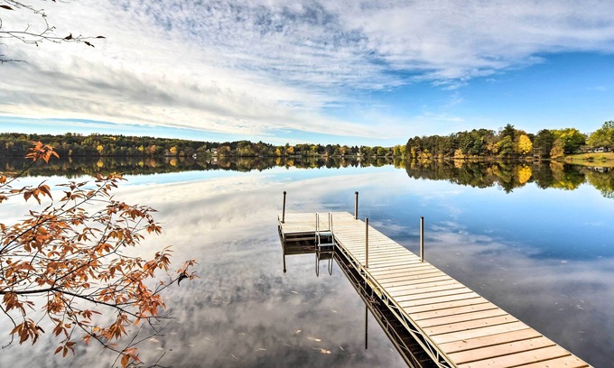 Dresser Cabin | Quiet Waterfront Round Lake Home w/Hot Tub