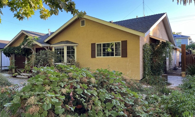 Willow Glen Apartment | Quiet Willow Glen studio. 15 minute walk to to grocery and restaurants