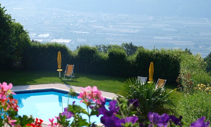 Kurtatsch an der Weinstraße Apartment | Quiet with a wonderful view, hiking from the farm, sauna, large pool, guest card