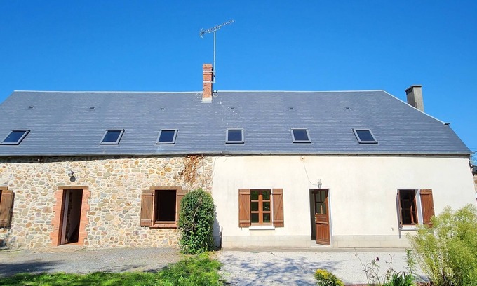 Le Dezert House | Quietly, ideally located in the center of Cotentin
