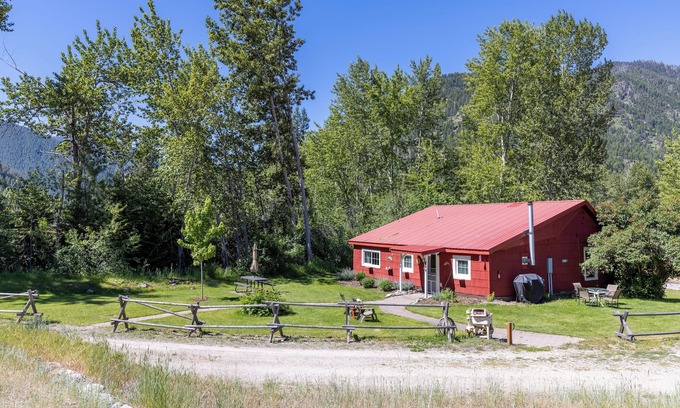 Clinton Cabin | Quigley Cabin -Sleep to the sound of Brewster Creek right outside the window