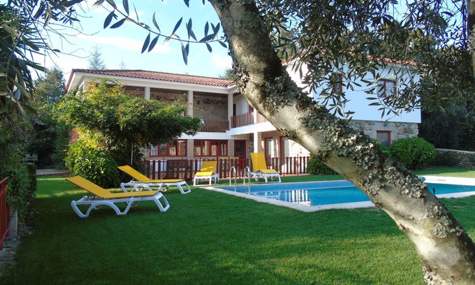 Molares Villa | QUINTA DA CHOUZA AGROTURISM ENOTURISM 3 BEDROOMS SwimmingPrivate beach-FreeWi-Fi